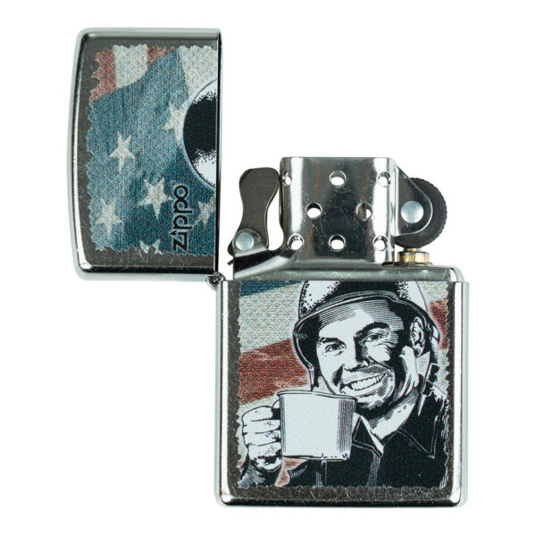 421367 99 03 <p>Ontdek de Limited Edition Zippo G.I. Joe Coffee aansteker, geïnspireerd op het iconische G.I. Joe-thema uit de Amerikaanse oorlogstijd. Deze windbestendige aansteker met unieke Zippo-klik biedt een vintage illustratie die de kameraadschap en doorzettingsvermogen aan het front symboliseert. Gemaakt van duurzaam metaal, deze hervulbare aansteker gaat levenslang mee en wordt geleverd in een stijlvolle geschenkdoos. Perfect voor zowel verzamelaars als outdoorliefhebbers, met de garantie van Zippo voor kwaliteit en betrouwbaarheid.</p>