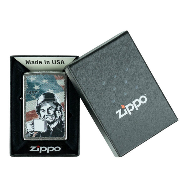 421367 99 04 <p>Ontdek de Limited Edition Zippo G.I. Joe Coffee aansteker, geïnspireerd op het iconische G.I. Joe-thema uit de Amerikaanse oorlogstijd. Deze windbestendige aansteker met unieke Zippo-klik biedt een vintage illustratie die de kameraadschap en doorzettingsvermogen aan het front symboliseert. Gemaakt van duurzaam metaal, deze hervulbare aansteker gaat levenslang mee en wordt geleverd in een stijlvolle geschenkdoos. Perfect voor zowel verzamelaars als outdoorliefhebbers, met de garantie van Zippo voor kwaliteit en betrouwbaarheid.</p>