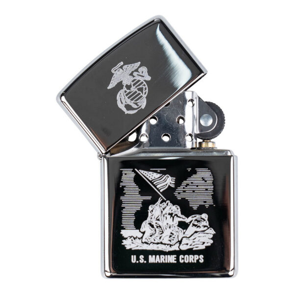 421378 99 02 <p>Ontdek de Limited Edition Zippo Aansteker ter ere van het U.S. Marine Corps. Deze stoere en tijdloze aansteker is een eerbetoon aan de kracht en discipline van de Amerikaanse strijdkrachten. Met een windbestendig ontwerp en de iconische Zippo-klik, is deze metalen aansteker perfect voor elke gelegenheid. De hervulbare aansteker gaat een leven lang mee en wordt geleverd in een stijlvolle geschenkdoos. Een must-have voor verzamelaars en liefhebbers van militaire uitrusting.</p>