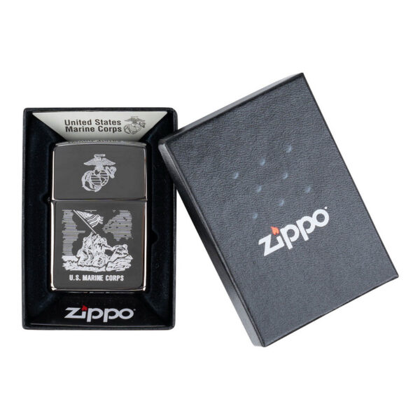 421378 99 04 <p>Ontdek de Limited Edition Zippo Aansteker ter ere van het U.S. Marine Corps. Deze stoere en tijdloze aansteker is een eerbetoon aan de kracht en discipline van de Amerikaanse strijdkrachten. Met een windbestendig ontwerp en de iconische Zippo-klik, is deze metalen aansteker perfect voor elke gelegenheid. De hervulbare aansteker gaat een leven lang mee en wordt geleverd in een stijlvolle geschenkdoos. Een must-have voor verzamelaars en liefhebbers van militaire uitrusting.</p>