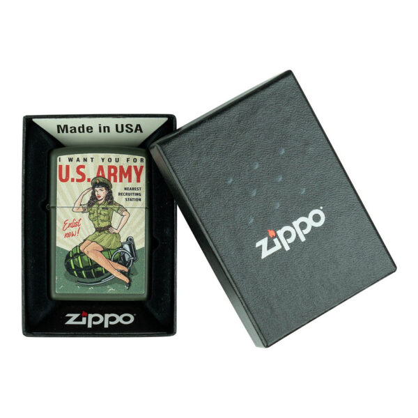 421380 99 04 <p>Ontdek de Limited Edition Zippo U.S. Army Enlist Pin-Up aansteker, geïnspireerd op klassieke Amerikaanse wervingsposters. Deze windbestendige Zippo combineert militaire trots met vintage glamour en is perfect voor elke gelegenheid. Gemaakt van duurzaam metaal, biedt deze hervulbare aansteker een levenslange garantie. De U.S. Army Enlist Pin-Up staat symbool voor charme en moraal, en wordt geleverd in een stijlvolle geschenkdoos. Vergeet niet de premium Zippo aanstekerbenzine voor optimaal gebruik.</p>