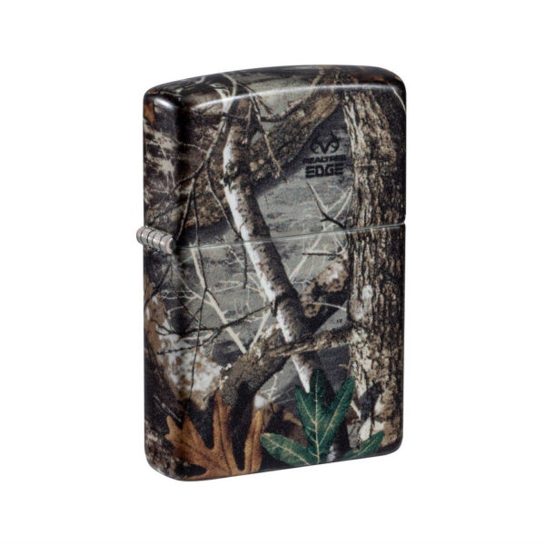 421381 99 01 <p>De Zippo Real Tree aansteker is een iconisch en betrouwbaar accessoire voor elke buitenliefhebber. Met zijn authentieke ontwerp en stevige constructie is deze aansteker perfect voor zowel gebruik in de natuur als dagelijks gebruik. De unieke camouflageprint maakt het een stijlvol item dat opvalt, terwijl de legendarische Zippo-kwaliteit zorgt voor een langdurige en betrouwbare vlam. Of je nu aan het kamperen bent of gewoon een vlam nodig hebt, de Zippo Real Tree is de ideale keuze voor avonturiers.</p>