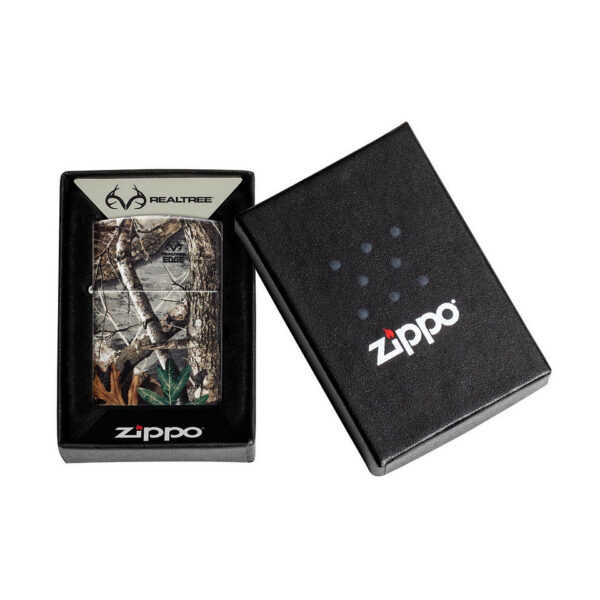 421381 99 02 <p>De Zippo Real Tree aansteker is een iconisch en betrouwbaar accessoire voor elke buitenliefhebber. Met zijn authentieke ontwerp en stevige constructie is deze aansteker perfect voor zowel gebruik in de natuur als dagelijks gebruik. De unieke camouflageprint maakt het een stijlvol item dat opvalt, terwijl de legendarische Zippo-kwaliteit zorgt voor een langdurige en betrouwbare vlam. Of je nu aan het kamperen bent of gewoon een vlam nodig hebt, de Zippo Real Tree is de ideale keuze voor avonturiers.</p>