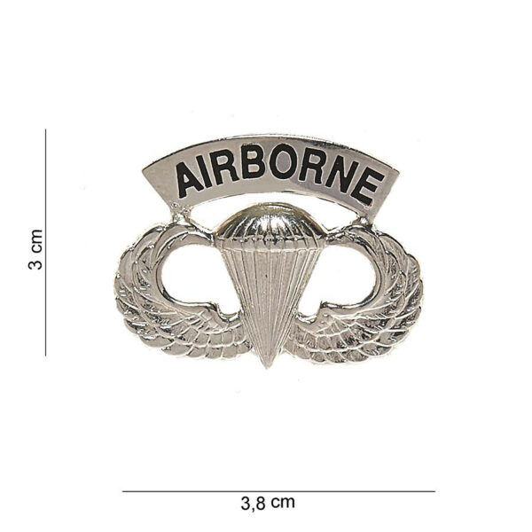 441008 1116 75 01 <p>Het metaal Airborne parawing embleem #7061 is een uniek en herkenbaar symbool voor liefhebbers van militaire en outdoor uitrusting. Dit hoogwaardige embleem is vervaardigd uit stevig metaal en toont een gedetailleerde afbeelding met bijbehorende tekst. Verkrijgbaar in diverse kleuren, is dit embleem perfect om je uniform of uitrusting een persoonlijke touch te geven. Een must-have voor elke fan van de Airborne en een uitstekende aanvulling op je collectie.</p>