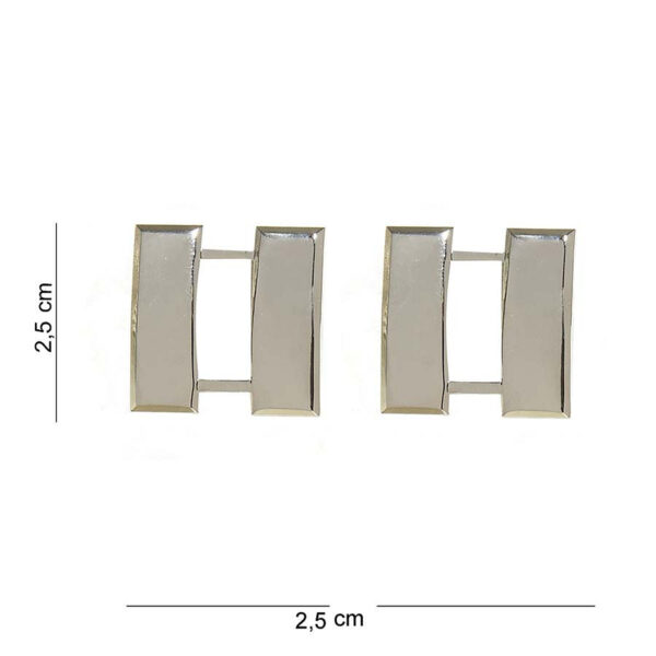 441008 1125 16 01 Ontdek het metalen embleem met de US Captain bars, perfect voor het toevoegen van een militaire flair aan uw outfit of uitrusting. Dit stijlvolle embleem in zilver/chrome is vervaardigd uit hoogwaardig metaal en beschikt over gedetailleerde tekst en afbeelding. Een ideale keuze voor verzamelaars, reenactors of als unieke accessoire. Met SKU 441008-1125 is dit embleem een must-have voor elke liefhebber van militaire insignia.