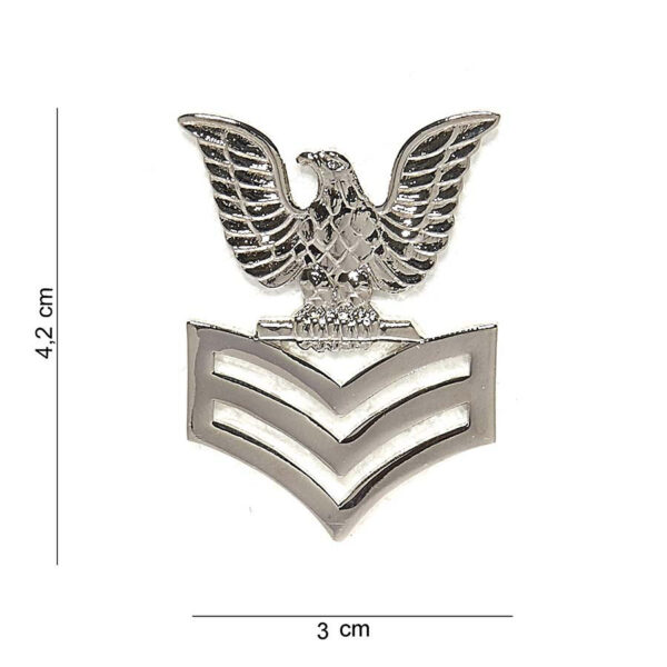 441008 1151 75 01 Voeg een vleugje militaire stijl toe aan je outfit met het Embleem metaal US Navy stripes #7056. Dit hoogwaardige embleem is vervaardigd uit duurzaam metaal en toont trots de herkenbare US Navy stripes. Perfect voor op kleding, rugzakken of andere accessoires, en verkrijgbaar in diverse kleuren. Dit embleem is een must-have voor elke fan van de marine of gewoon voor wie een stoere uitstraling zoekt.