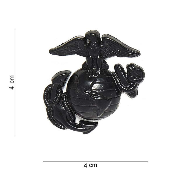 441008 1175 75 01 Dit hoogwaardige metalen embleem van de USMC in zwart is een must-have voor elke militaire of outdoor liefhebber. Met zijn gedetailleerde ontwerp en sterke constructie, is dit embleem perfect voor het personaliseren van jassen, rugzakken of andere uitrusting. De veelzijdigheid van dit embleem maakt het een uitstekende keuze voor zowel verzamelaars als actieve gebruikers. Geef uw uitrusting een stoere uitstraling met dit karakteristieke embleem.