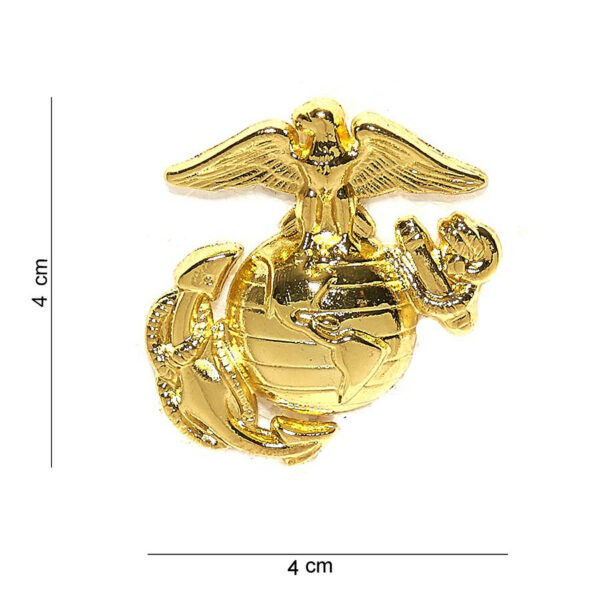 441008 1176 75 01 <p>Het metalen embleem van de USMC in een schitterende gouden kleur is een perfecte aanvulling voor elke militaire of outdoor liefhebber. Dit hoogwaardige embleem met gedetailleerde tekst en afbeelding is gemaakt van duurzaam metaal en ideaal voor op kleding, tassen of als verzamelobject. Met zijn unieke uitstraling en veelzijdige toepasbaarheid is dit embleem een must-have voor elke fan van de United States Marine Corps.</p>