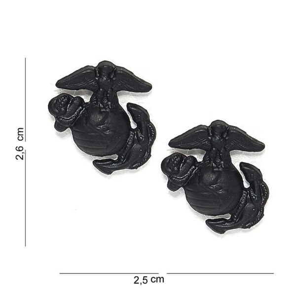441008 1177 75 01 Ontdek ons hoogwaardige metalen embleem met de iconische USMC opdruk, verkrijgbaar in een set van twee stuks. Dit stijlvolle embleem is perfect voor het personaliseren van jouw outfit of uitrusting en voegt een vleugje militaire flair toe. De zwarte kleur biedt een strakke, moderne uitstraling, terwijl het duurzame metaal zorgt voor een lange levensduur. Of je nu een fan bent van de marine of simpelweg op zoek bent naar een uniek accent, dit embleem is een must-have voor elke outdoor liefhebber.