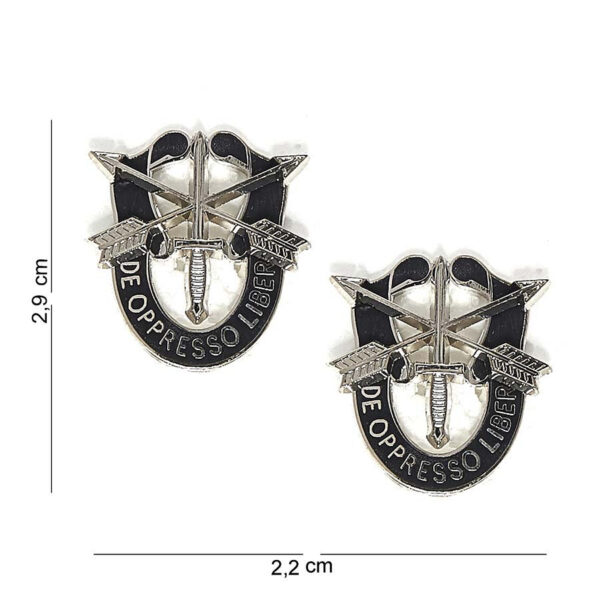 441008 1226 75 01 Versterk je militaire stijl met het Embleem metaal special forces set van 2 stuks (#6009). Deze hoogwaardige metalen emblemen zijn voorzien van een unieke tekst en afbeelding, perfect voor het personaliseren van je uitrusting of kleding. Verkrijgbaar in diverse kleuren, zijn ze ideaal voor zowel verzamelaars als outdoorliefhebbers. Voeg een stoere touch toe aan je outfit en laat zien dat je de geest van de special forces omarmt.