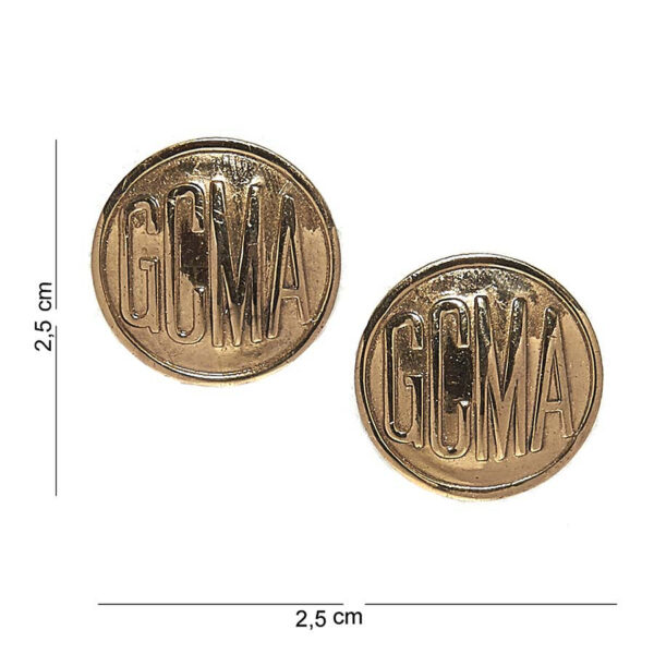 441008 1235 75 01 Ontdek ons metalen embleem met het Coast Guard mutual assistance disk ontwerp (#6045). Dit hoogwaardige embleem, voorzien van een gedetailleerde tekst en afbeelding, is perfect voor liefhebbers van militaire en outdoor uitrusting. Verkrijgbaar in diverse kleuren, voegt dit embleem een unieke touch toe aan uw collectie. Ideaal voor op kleding, rugzakken of als verzamelobject. Maak uw outfit compleet met dit stijlvolle en betekenisvolle embleem!