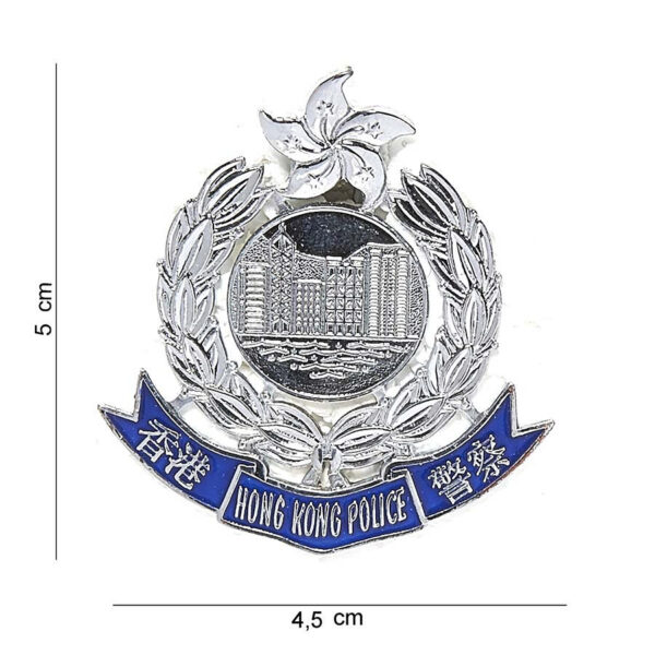 441008 1267 75 01 Ontdek ons metalen embleem Hong Kong #6030, een hoogwaardige toevoeging aan uw collectie. Dit embleem is voorzien van een gedetailleerde afbeelding en tekst, perfect voor het personaliseren van kleding of uitrusting. Verkrijgbaar in diverse kleuren, biedt dit embleem niet alleen stijl, maar ook duurzaamheid. Ideaal voor liefhebbers van militaire en outdoor activiteiten die hun identiteit willen tonen.