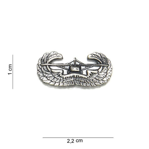 441008 1372 75 01 Het metalen embleem met de air assault wing is een hoogwaardig accessoire voor elke militaire of outdoor outfit. Dit opvallende embleem, met een gedetailleerde afbeelding en tekst, voegt niet alleen stijl toe, maar ook een gevoel van trots. Verkrijgbaar in diverse kleuren, is het perfect voor het personaliseren van kleding of uitrusting. Een must-have voor verzamelaars en liefhebbers van militaire decoraties.