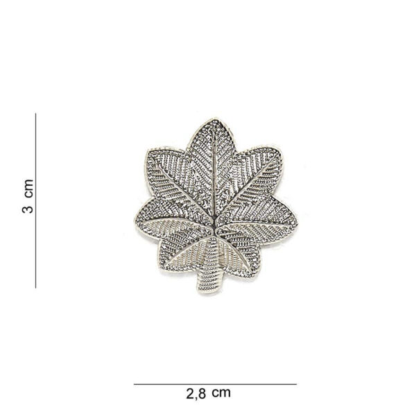 441008 1383 75 01 <p>Het Embleem metaal Luitenant Colonel in zilver is een stijlvolle en herkenbare toevoeging voor elke militaire uitrusting of verzameling. Dit hoogwaardige embleem is vervaardigd van sterk metaal en voorzien van een gedetailleerde afbeelding met tekst. Perfect voor het personaliseren van uniformen, tassen of andere accessoires, en beschikbaar in diverse kleuren, waardoor het eenvoudig te combineren is met uw outfit. Dit embleem is een must-have voor elke serieuze verzamelaar of actieve militair.</p>