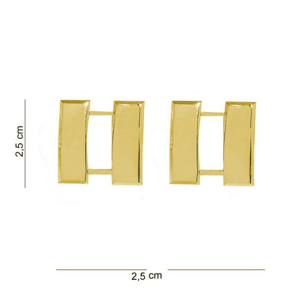 441008 6139 17 441008 1125 17 01 Ontdek ons hoogwaardige metalen embleem met de US Captain bars in een elegante gouden uitvoering. Dit embleem is perfect voor het personaliseren van kleding, tassen of andere accessoires. Met zijn gedetailleerde afwerking en robuuste kwaliteit voegt het een professioneel accent toe aan elke outfit. Of je nu een verzamelaar bent of simpelweg je militaire stijl wilt versterken, dit embleem is een absolute aanrader. Voeg dit unieke stuk toe aan je collectie en maak een statement!