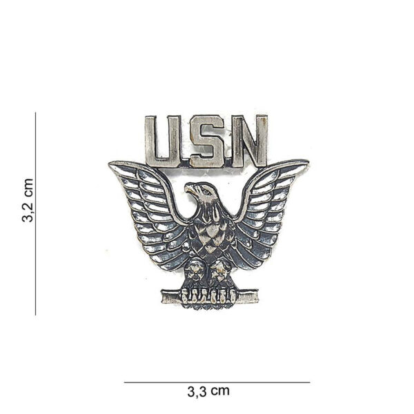 441011 1120 75 01 <p>Het Embleem metaal US Navy #7055 is een prachtig, duurzaam embleem met een gedetailleerde afbeelding en tekst, perfect voor elke fan van de US Navy. Dit hoogwaardige metalen embleem is verkrijgbaar in diverse kleuren en voegt een vleugje militaire trots toe aan elke outfit of verzameling. Of je het nu op kleding, tassen of als decoratie gebruikt, dit embleem is een must-have voor iedereen die de maritieme geschiedenis waardeert.</p>