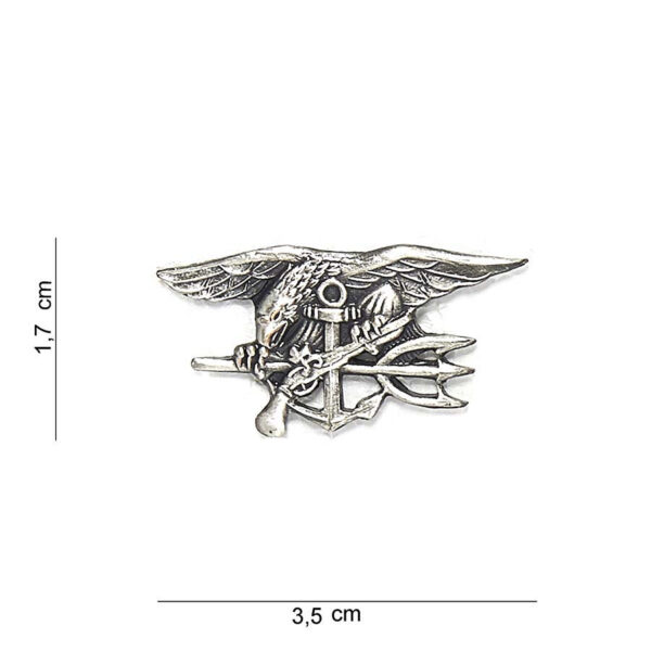 441011 1143 75 01 <p>Het kleine zilveren embleem van de US Navy Seal (#7045) is een prachtig metalen accessoire dat de kracht en moed van de elite marine-eenheid belichaamt. Dit hoogwaardige embleem is perfect voor op kleding, rugzakken of als verzamelobject. Met zijn gedetailleerde ontwerp en veelzijdigheid in kleuren is het een must-have voor zowel militairen als outdoorliefhebbers. Voeg dit unieke embleem toe aan je collectie en draag een symbool van trots en toewijding.</p>