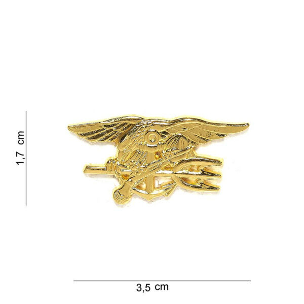 441011 1154 75 01 <p>Voeg een vleugje militaire stijl toe aan je outfit met het metalen Embleem van de US Navy Seals in goud (#7043). Dit hoogwaardige embleem, voorzien van een gedetailleerde afbeelding en tekst, is perfect voor het personaliseren van jassen, rugzakken of andere uitrusting. Met zijn robuuste afwerking en veelzijdigheid in kleuren is dit embleem een must-have voor elke fan van de marine of outdoor avonturier.</p>