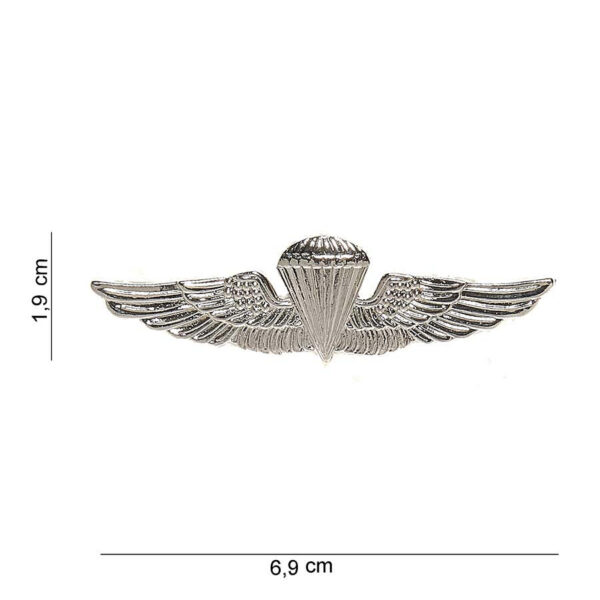 441011 1198 16 01 <p>Voeg een vleugje militaire stijl toe aan je outfit met het zilveren metalen embleem 'wing marine jumper' #7024. Dit hoogwaardige embleem met een gedetailleerd ontwerp is perfect voor op kleding of accessoires en biedt een unieke uitstraling. Gemaakt van duurzaam metaal en beschikbaar in een elegante zilveren/chrome kleur, is dit embleem een must-have voor elke fan van de marine of outdoor liefhebber. Geef je look een opvallende upgrade met dit stijlvolle en herkenbare embleem.</p>