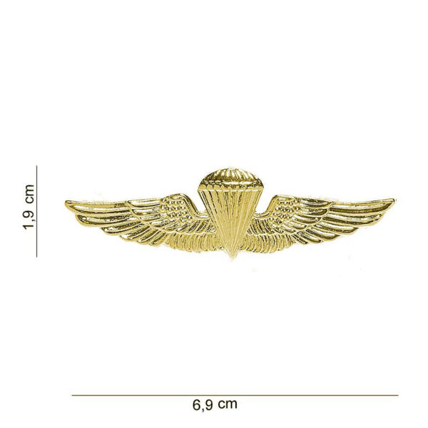 441011 6138 17 441011 1198 17 01 Voeg een vleugje marine stijl toe aan je outfit met het metalen embleem wing marine jumper in goud. Dit hoogwaardige embleem, met een unieke tekst en afbeelding, is perfect voor het personaliseren van jassen, truien of andere kledingstukken. Het stralende gouden ontwerp zorgt voor een opvallende uitstraling en is een must-have voor elke liefhebber van militaire en outdoor mode. Upgrade je look met dit stijlvolle embleem dat vakmanschap en militaire trots combineert.