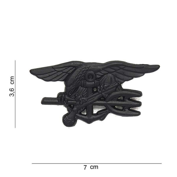 441015 1172 75 01 <p>Het metaal embleem van de US Navy Seals in het zwart (#7090) is een perfect accessoire voor elke militaire of outdoor liefhebber. Dit hoogwaardige embleem, vervaardigd uit duurzaam metaal, toont trots de iconische tekst en afbeelding van de beruchte Navy Seals. Met zijn veelzijdige ontwerp is het embleem geschikt voor diverse toepassingen, zoals op kleding, tassen of als verzamelobject. Voeg dit unieke embleem toe aan je collectie en laat je steun voor de Amerikaanse marine zien.</p>
