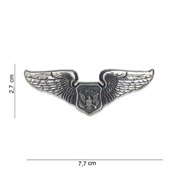 441015 1196 75 01 <p>Het Embleem metaal wing Air Force #7014 is een stijlvol en duurzaam accessoire dat perfect is voor elke luchtvaartliefhebber. Dit hoogwaardige metaalembleem is voorzien van gedetailleerde afbeeldingen en tekst, wat het een uitstekende keuze maakt voor uniformen, jassen of verzamelobjecten. Verkrijgbaar in diverse kleuren, biedt dit embleem een unieke manier om uw affiliation met de luchtmacht te tonen. Voeg een vleugje militaire stijl toe aan uw outfit met dit prachtige embleem.</p>