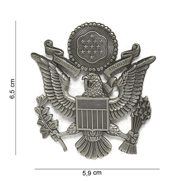 441015 1214 75 01 <p>Dit hoogwaardige metalen embleem met de USAF hat insignia #6001 voegt een vleugje militaire stijl toe aan elke outfit. Met zijn gedetailleerde ontwerp en robuuste afwerking is dit embleem perfect voor het personaliseren van petten, jassen of andere kledingstukken. Verkrijgbaar in diverse kleuren, biedt dit embleem een unieke manier om uw verbondenheid met de luchtmacht te tonen. Een must-have accessoire voor elke militair of luchtvaartliefhebber.</p>