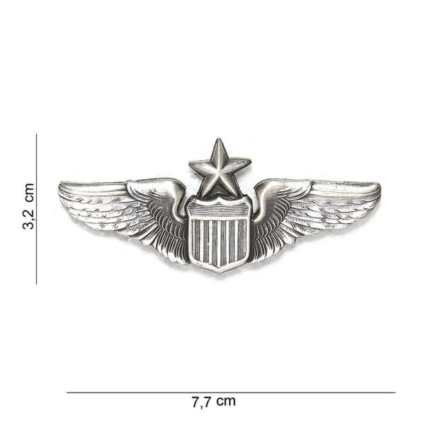 441016 1193 75 01 <p>Het Embleem metaal wing senior pilot #7011 is een hoogwaardig metalen embleem dat trots de status van senior piloot uitstraalt. Met een gedetailleerde tekst en afbeelding is dit embleem perfect voor op uniformen of als verzamelobject. Verkrijgbaar in diverse kleuren, biedt het een stijlvolle toevoeging aan uw militaire of outdoor uitrusting. Dit embleem is een must-have voor elke luchtvaartliefhebber die zijn of haar passie voor vliegen wil tonen.</p>
