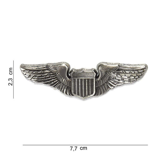 441016 1194 75 01 <p>Voeg een vleugje trots en stijl toe aan uw collectie met het metalen embleem van de US Air Force pilot #7012. Dit hoogwaardige embleem is vervaardigd uit duurzaam metaal en toont de iconische afbeelding met bijpassende tekst. Perfect voor op kleding, tassen of als decoratie, beschikbaar in diverse kleuren. Een must-have voor elke luchtvaartliefhebber of verzamelaars van militaire memorabilia.</p>