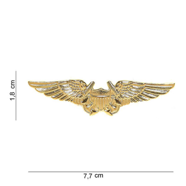 441016 1199 75 01 <p>Ontdek het metalen embleem met vleugels van de US, SKU 441016-1199. Dit hoogwaardige embleem is perfect voor het personaliseren van je militaire of outdoor uitrusting. Met een gedetailleerde afbeelding en tekst biedt het een unieke uitstraling. Verkrijgbaar in diverse kleuren, voegt dit embleem een vleugje stijl en authenticiteit toe aan elke outfit. Ideaal voor verzamelingen of als cadeau voor de fanatieke liefhebber.</p>