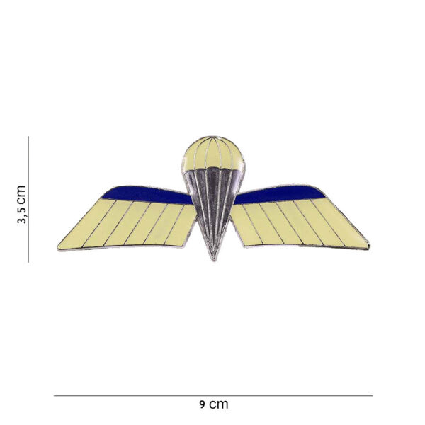 441016 1246 75 441016 1246 75 01 <p>Het metalen embleem met de Nederlandse para wing (#6092) is een prachtig en symbolisch accessoire voor elke militaire en outdoor liefhebber. Dit hoogwaardige embleem, voorzien van een gedetailleerde afbeelding en tekst, is perfect om je passie voor parachutespringen en de luchtmacht te tonen. Verkrijgbaar in diverse kleuren, voegt het een onderscheidend element toe aan je outfit of uitrusting. Een must-have voor verzamelaars en enthousiastelingen!</p>