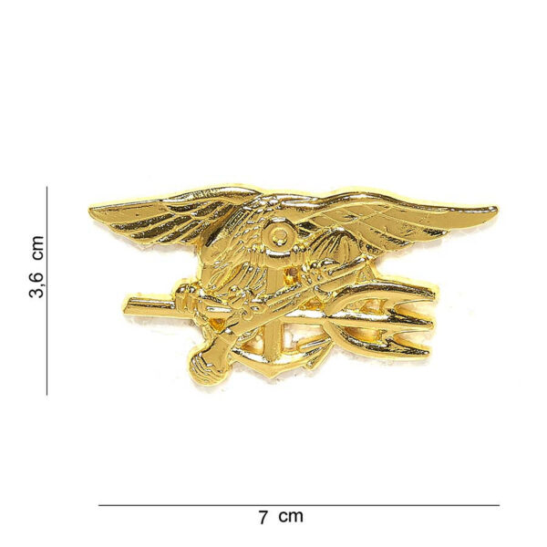 441017 1173 75 01 Dit hoogwaardige metalen embleem van de US Navy Seals in goud (#7091) is een must-have voor elke militaire en outdoor liefhebber. Het embleem is voorzien van gedetailleerde tekst en afbeelding, waardoor het een opvallende toevoeging is aan uw uitrusting of verzameling. Verkrijgbaar in diverse kleuren, biedt dit embleem niet alleen een unieke uitstraling, maar ook een eerbetoon aan de moed en toewijding van de Navy Seals.