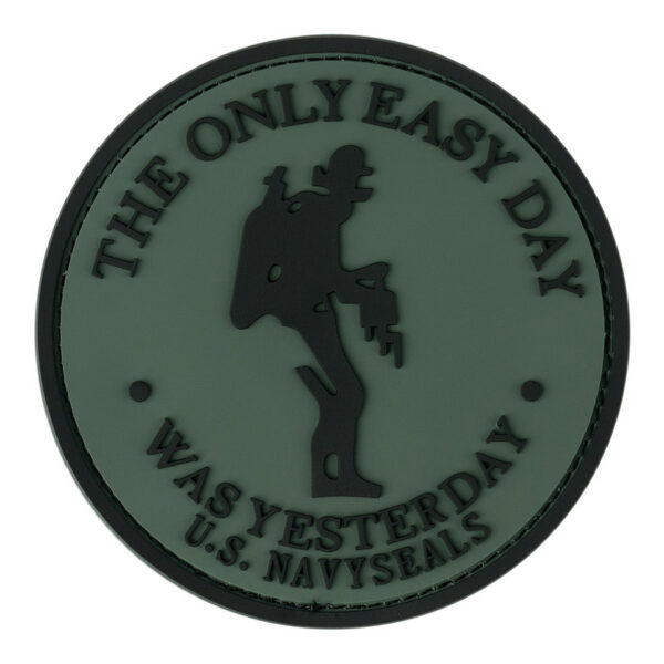 444130 3538 99 01 <p>Voeg een stoere touch toe aan je outfit met het Embleem 3D PVC "The Only Easy Day". Dit hoogwaardige embleem is vervaardigd uit duurzaam PVC en beschikt over een praktische klittenband achterzijde, waardoor het eenvoudig op verschillende stoffen kan worden bevestigd. Perfect voor op je backpack, jas of pet. Met zijn unieke design en krachtige boodschap is dit embleem niet alleen een modieuze aanvulling, maar ook een statement van doorzettingsvermogen.</p>