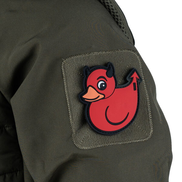 444130 3851 99 02 <p>Voeg een speelse touch toe aan je uitrusting met het Embleem 3D PVC Devil Duck in opvallend rood (#10053). Dit hoogwaardige PVC-embleem is voorzien van een praktische klittenband achterzijde, waardoor je het eenvoudig kunt bevestigen aan kleding, rugzakken of andere accessoires. Perfect voor de outdoorliefhebber of als uniek verzamelobject. Maak je gear compleet met dit unieke design!</p>