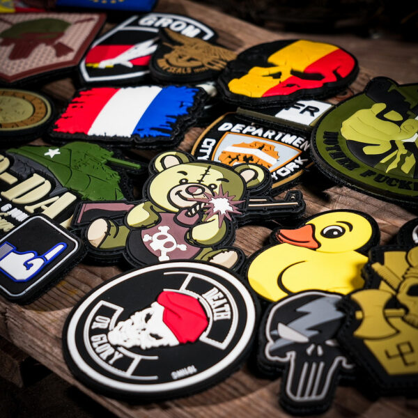 444130 3893 99 02 <p>Het 3D PVC embleem 'Death or Glory' in zwart is een opvallende toevoeging aan uw uitrusting. Dit hoogwaardige embleem is vervaardigd uit duurzaam PVC en beschikt over een klittenband aan de achterzijde, waardoor het eenvoudig te bevestigen is op kleding, rugzakken of andere accessoires. Perfect voor de outdoor-enthousiastelingen en militaire fans die hun stijl een unieke touch willen geven. Laat zien waar je voor staat met dit stoere embleem.</p>