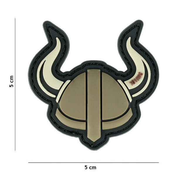 444130 5223 99 01 <p>Voeg een stoere touch toe aan je outfit met het 3D PVC embleem van een Viking helm in groen en zwart. Dit unieke embleem is voorzien van een handige klittenbandsluiting aan de achterzijde, waardoor het eenvoudig te bevestigen is op kleding, tassen of andere uitrusting. Perfect voor militaire en outdoor liefhebbers die hun gear willen personaliseren met een krachtig en opvallend ontwerp.</p>