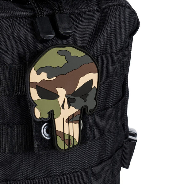 444130 5291 99 02 <p>Voeg een stoere touch toe aan je uitrusting met het Embleem 3D PVC Punisher in Frans camo (#19054). Dit hoogwaardige embleem is vervaardigd uit duurzaam PVC en voorzien van klittenband aan de achterzijde, waardoor het eenvoudig op te bevestigen is aan kleding of uitrusting. Perfect voor zowel militaire toepassingen als outdoor avonturen, dit embleem is een must-have voor elke fan van camouflage en militaire stijl.</p>