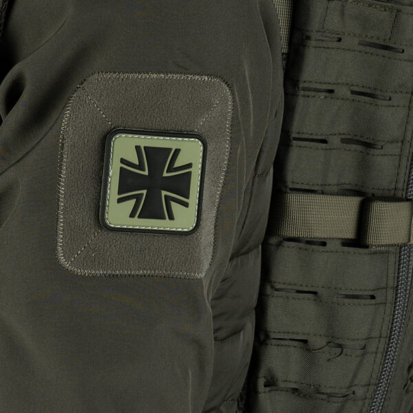 444130 5385 99 02 <p>Dit hoogwaardige 3D PVC embleem van een Duits kruis in de kleur groen is een must-have voor elke militaire en outdoor liefhebber. Het embleem is voorzien van een klittenband aan de achterzijde, waardoor het eenvoudig te bevestigen is op kleding, rugzakken of andere uitrusting. Met zijn stevige constructie en gedetailleerde afwerking is dit embleem perfect voor het personaliseren van uw gear of als verzamelobject. De SKU van dit product is 444130-5385.</p>
