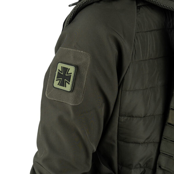 444130 5385 99 03 <p>Dit hoogwaardige 3D PVC embleem van een Duits kruis in de kleur groen is een must-have voor elke militaire en outdoor liefhebber. Het embleem is voorzien van een klittenband aan de achterzijde, waardoor het eenvoudig te bevestigen is op kleding, rugzakken of andere uitrusting. Met zijn stevige constructie en gedetailleerde afwerking is dit embleem perfect voor het personaliseren van uw gear of als verzamelobject. De SKU van dit product is 444130-5385.</p>