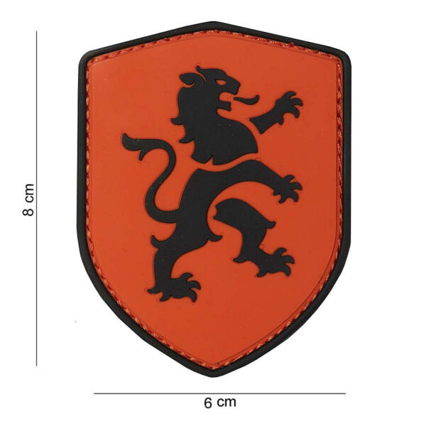 444130 3794 99 01 <p>Dit opvallende 3D PVC embleem van de Hollandse leeuw in een levendige oranje kleur voegt een unieke touch toe aan uw uitrusting. Het embleem is voorzien van een stevige klittenband aan de achterzijde, waardoor het gemakkelijk aan te brengen en te verwijderen is. Perfect voor op kleding, tassen of andere uitrusting, dit embleem is een must-have voor iedereen die zijn of haar Nederlandse trots wil tonen.</p>