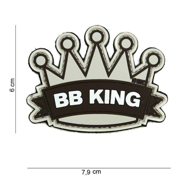 444130 3871 99 01 <p>Het Embleem 3D PVC BB King beige #14032 is een stijlvol en duurzaam embleem, vervaardigd van hoogwaardig PVC. Het embleem is voorzien van klittenband aan de achterzijde, waardoor het eenvoudig op verschillende oppervlakken te bevestigen is. Dit unieke ontwerp voegt een opvallend element toe aan uw militaire of outdoor uitrusting. Perfect voor het personaliseren van kleding, tassen of andere accessoires. Maak uw look compleet met dit embleem dat zowel functioneel als esthetisch aantrekkelijk is.</p>