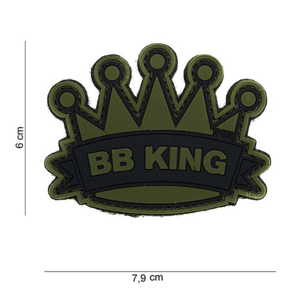 444130 3872 99 01 <p>Het Embleem 3D PVC BB King in groen (#14033) is een stijlvolle toevoeging aan uw militaire of outdoor uitrusting. Dit hoogwaardige embleem is vervaardigd van duurzaam PVC en voorzien van klittenband aan de achterzijde, waardoor het eenvoudig te bevestigen is op kleding, rugzakken of andere uitrusting. Met zijn unieke ontwerp is dit embleem niet alleen functioneel, maar ook een echte blikvanger. Perfect voor iedereen die zijn of haar gear een persoonlijke touch wil geven.</p>