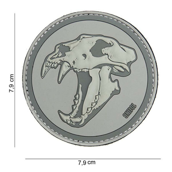 444130 3894 99 01 <p>Voeg een stoere uitstraling toe aan je uitrusting met het 3D PVC Embleem van de Sabertooth tiger in lichtgrijs (#14028). Dit hoogwaardige embleem is voorzien van een klittenband aan de achterzijde, waardoor het eenvoudig te bevestigen is op jassen, rugzakken of andere uitrusting. Perfect voor zowel militaire als outdoor liefhebbers die een unieke touch willen geven aan hun gear.</p>