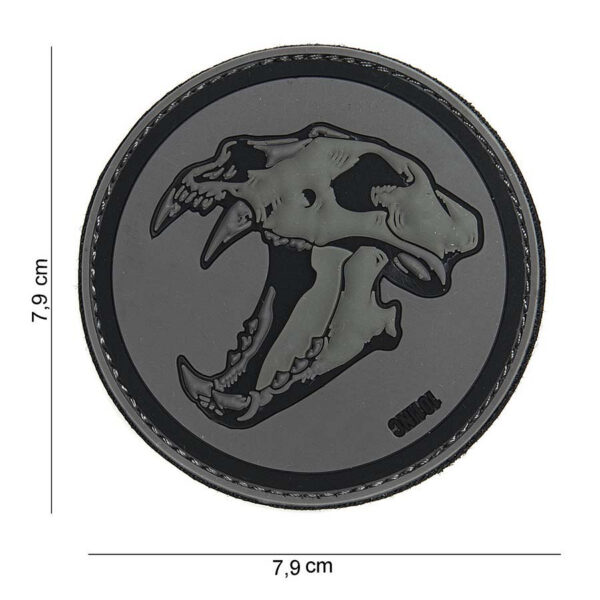444130 3895 99 01 <p>Voeg een stoere touch toe aan je uitrusting met het 3D PVC Embleem van de Sabertooth tiger in grijs. Dit hoogwaardige embleem is voorzien van klittenband aan de achterzijde, waardoor je het gemakkelijk kunt bevestigen op kleding, tassen of andere uitrusting. Perfect voor militaire en outdoor liefhebbers die hun stijl willen personaliseren. Een must-have accessoire voor elke avonturier!</p>
