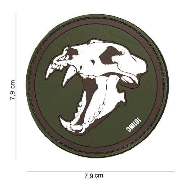 444130 3896 99 01 <p>Voeg een stoer accent toe aan je outfit met het 3D PVC Embleem van de Sabertooth tiger in groen (#14026). Dit duurzame embleem is vervaardigd uit hoogwaardig PVC en is voorzien van klittenband aan de achterzijde, zodat je het eenvoudig kunt bevestigen op je jas, tas of andere uitrusting. Perfect voor militaire en outdoor liefhebbers die hun stijl willen personaliseren.</p>