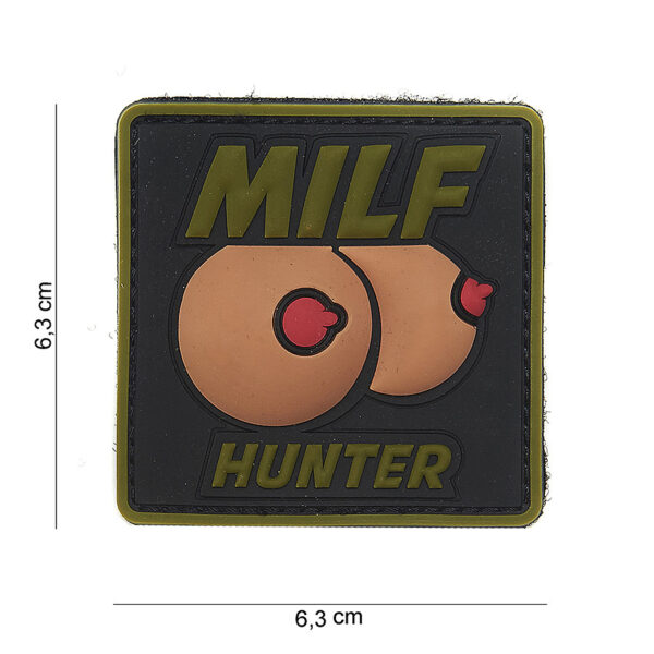444130 3981 99 01 <p>Maak je outfit compleet met het Embleem 3D PVC Milf Hunter in groen (#16086). Dit hoogwaardige embleem is vervaardigd uit duurzaam PVC en beschikt over een praktische klittenbandsluiting aan de achterzijde, waardoor je het eenvoudig kunt bevestigen op je kleding, tas of andere uitrusting. Dit embleem is perfect voor de outdoorliefhebber en voegt een stoere uitstraling toe aan je gear.</p>