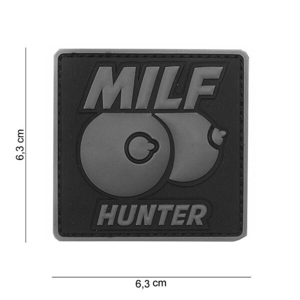 444130 3982 99 01 <p>Het 3D PVC embleem 'Milf Hunter' in grijs (#16087) is een opvallende toevoeging aan uw uitrusting. Dit embleem is vervaardigd van duurzaam PVC en is voorzien van een praktische klittenband achterzijde, waardoor het eenvoudig te bevestigen is op kleding of gear. Met zijn unieke ontwerp is dit embleem perfect voor de echte outdoor liefhebber die zijn of haar persoonlijke stijl wil benadrukken.</p>