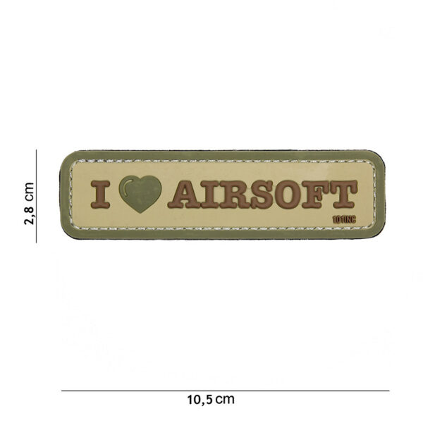 444130 4081 99 01 <p>Het 3D PVC embleem 'I love Airsoft' in coyote kleur is een must-have voor elke airsoftliefhebber. Dit embleem is voorzien van een sterke klittenband aan de achterzijde, waardoor het eenvoudig op uw gear of kleding te bevestigen is. Voeg een persoonlijk tintje toe aan uw uitrusting en laat zien dat u trots bent op uw passie. Dit duurzame embleem is perfect voor zowel casual als professionele airsoft spelers.</p>