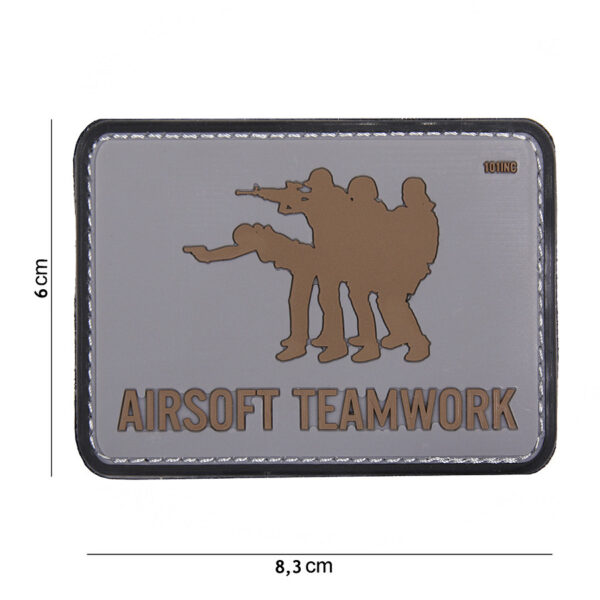 444130 4083 99 01 <p>Voeg een unieke touch toe aan je uitrusting met het 3D PVC Embleem Airsoft Teamwork in grijs (#16067). Dit hoogwaardige embleem is vervaardigd uit duurzaam PVC en beschikt over een klittenband aan de achterzijde, waardoor het eenvoudig aan je kleding of gear te bevestigen is. Perfect voor airsoftteams of als persoonlijk statement, dit embleem is niet alleen stijlvol, maar ook functioneel. Maak je look compleet en toon je teamgeest met dit opvallende embleem.</p>