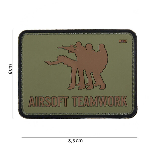 444130 4084 99 01 <p>Het Embleem 3D PVC Airsoft Teamwork in groen is de perfecte toevoeging voor elke airsoftuitrusting. Dit duurzame embleem is vervaardigd uit hoogwaardig PVC en beschikt over een klittenband aan de achterzijde voor eenvoudige bevestiging op kleding of uitrusting. Met dit embleem toon je niet alleen je teamgeest, maar ook je passie voor airsoft. Een must-have voor elke fanatieke speler!</p>